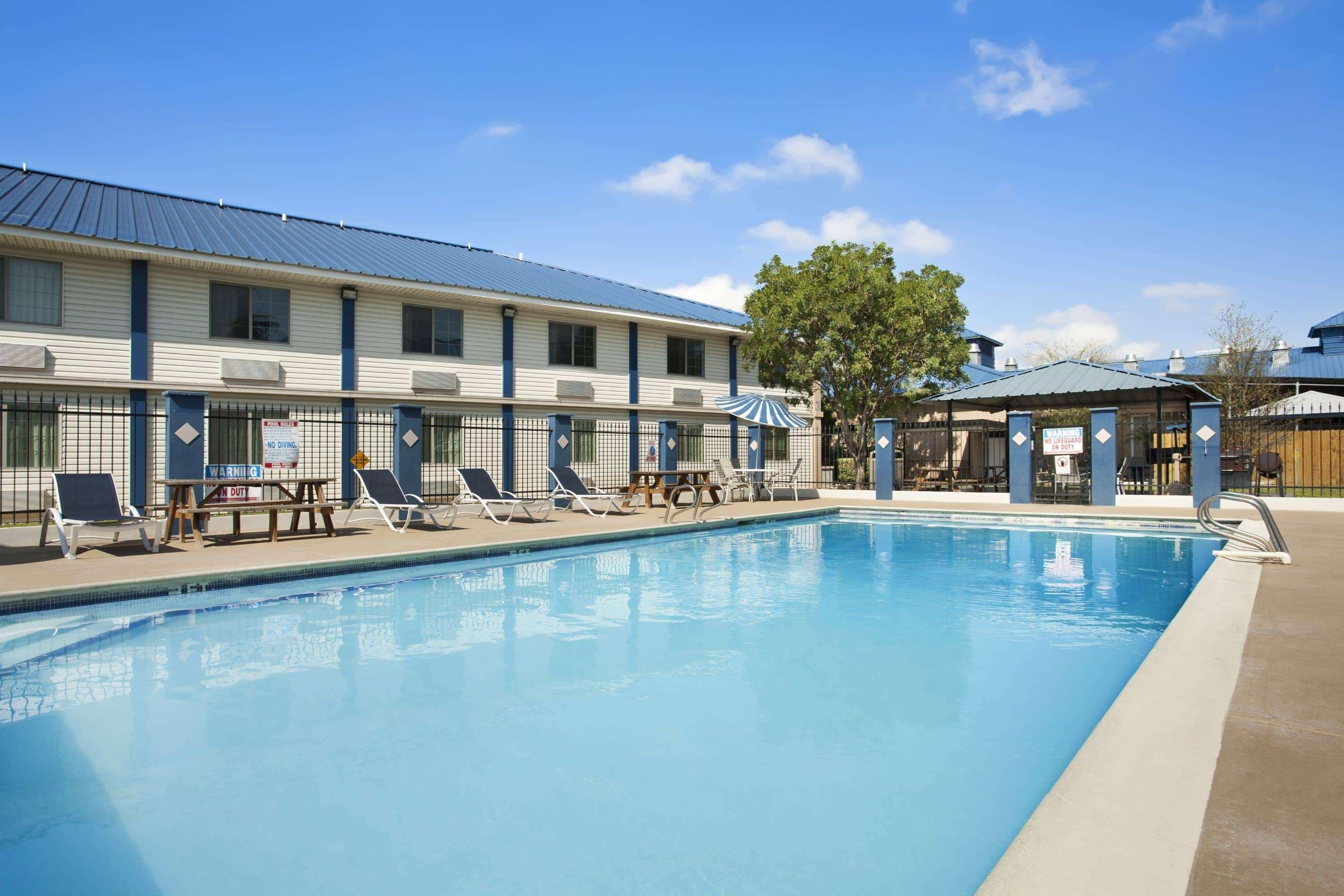 Motel Days & By Wyndham Laredo